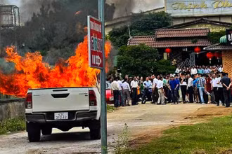 Người dân ghi lại hình ảnh xe bán tải bốc cháy. (Ảnh: CTV)