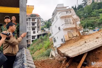 Ngôi nhà bị xô lệch trong vụ sạt lở nghiêm trọng tại phường 10, thành phố Đà Lạt rạng sáng 29/6.