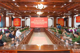 Quang cảnh buổi trao quyết định khen thưởng.