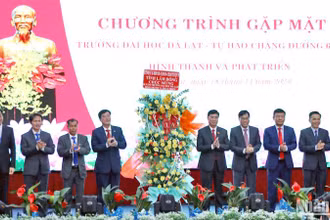 Lãnh đạo tỉnh Lâm Đồng chúc mừng Trường Đại học Đà Lạt nhân kỷ niệm 65 năm hình thành và phát triển.
