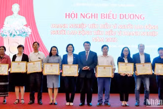 Các doanh nghiệp và người lao động tiêu biểu nhận Bằng khen của Chủ tịch UBND tỉnh Lâm Đồng.