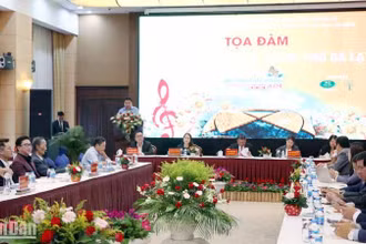 Chuyên gia về du lịch trình bày ý kiến tại tọa đàm.