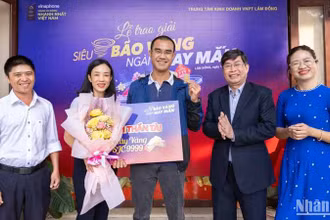 Trung tâm Kinh doanh VNPT-Lâm Đồng trao giải cho khách hàng may mắn trúng giải thần tài.
