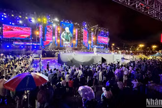 Lễ hội âm nhạc “Dalat Color Fun Festival 2024” diễn ra trong 2 đêm, 1 và 2/9, tại Quảng trường Lâm Viên, thành phố Đà Lạt, thu hút hàng nghìn người.