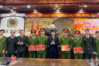 Phó Bí thư thường trực Tỉnh ủy Lâm Đồng Trần Đình Văn và lãnh đạo Công an tỉnh trao thưởng của Bộ Công an tặng các đơn vị thuộc Công an tỉnh Lâm Đồng.