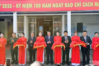 Đại biểu thực hiện nghi thức khai mạc Hội báo Xuân Lâm Đồng 2025.