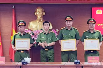 Phó Giám đốc Công an tỉnh Lâm Đồng Đinh Xuân Huy trao giấy khen tặng các tập thể.