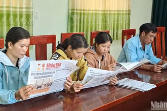 Đọc báo đầu giờ làm việc tại xã Rô Men, huyện Đam Rông, tỉnh Lâm Đồng.