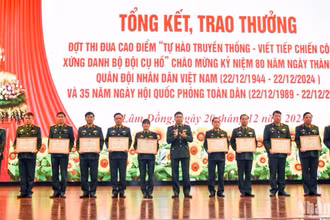 Thiếu tướng Nguyễn Công Sơn, Phó Chính ủy Học viện Lục quân trao giấy khen tặng các tập thể, cá nhân đạt thành tích trong đợt thi đua cao điểm.