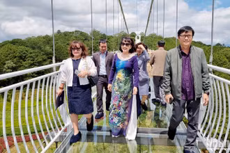 Cầu kính công nghệ 7D thu hút du khách trải nghiệm trong ngày khai trương. 