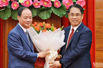 Đồng chí Trần Hồng Thái, Thứ trưởng Khoa học và Công nghệ (bên trái) được điều động giữ chức Phó Bí thư Tỉnh ủy Lâm Đồng.