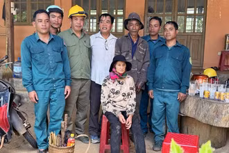Lực lượng chức năng tìm thấy vợ chồng ông K'Nêm và bà Ka Dái bị lạc trong rừng.
