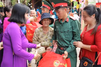 Nhân dân trên địa bàn huyện Lộc Ninh tham gia “Chợ 0 đồng – Lan tỏa yêu thương” 