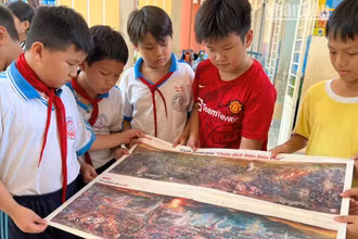 Các em học sinh hào hứng với panorama “Chiến dịch Điện Biên Phủ”.