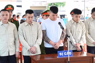 Nhóm bị cáo nghe Tòa án nhân dân thành phố Đồng Xoài tuyên án.