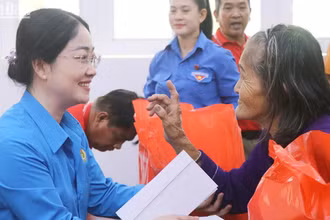 Lãnh đạo tỉnh Bình Dương trao quà cho người nghèo trên địa bàn huyện Chơn Thành.