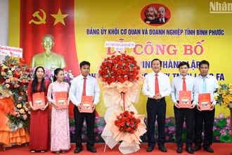 Lãnh đạo Đảng ủy Khối cơ quan và Doanh nghiệp tỉnh Bình Phước trao Quyết định thành lập chi bộ và Quyết định chỉ định chi ủy, bí thư, phó bí thư và tặng lẵng hoa chúc mừng Chi bộ cơ sở công ty TNHH Long Fa.