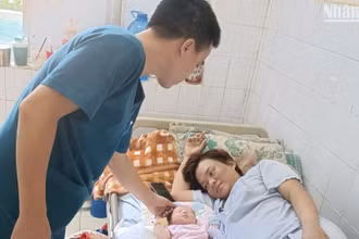 Bác sĩ Khoa Sản, Bệnh viện đa khoa tỉnh Bình Phước thăm khám bệnh nhân Nguyễn Thị Bích vừa được phẫu thuật "mẹ tròn con vuông".