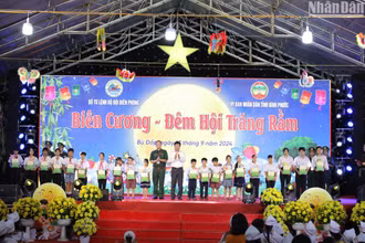 Lãnh đạo tỉnh Bình Phước và lãnh đạo Bộ tư lệnh Bộ đội biên phòng tặng quà cho các em thiếu nhi
