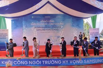 Các đại biểu thực hiện nghi thức khởi công Ngôi trường Hy vọng Samsung tại Bình Phước