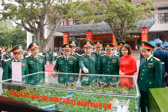 Đại tướng Phan Văn Giang, Ủy viên Bộ Chính trị, Bộ trưởng Quốc phòng tham quan mô hình sáng tạo đường ống xăng dầu trong dã ngoại. (Ảnh: Việt Dũng)