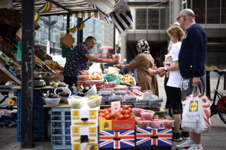Một khu chợ tại trung tâm London, Anh. Ảnh: Reuters