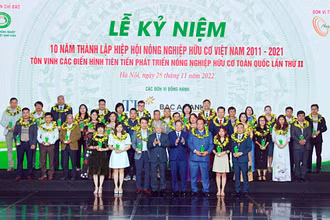 Đồng chí Ðỗ Văn Chiến, Bí thư Trung ương Ðảng, Chủ tịch Ủy ban Trung ương Mặt trận Tổ quốc Việt Nam và đại diện các tập thể, cá nhân được tôn vinh là điển hình phát triển nông nghiệp hữu cơ. Ảnh: daibieunhandan.vn