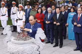 Chủ tịch nước Nguyễn Xuân Phúc dâng hương tại Khu di tích lưu niệm Tổng Bí thư Nguyễn Văn Cừ, phường Phù Khê, thành phố Từ Sơn, tỉnh Bắc Ninh. (Ảnh: TTXVN)