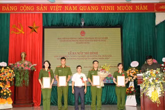 Trao thưởng cho tập thể, cá nhân có thành tích xuất sắc trong Phong trào Toàn dân bảo vệ an ninh Tổ quốc tại xã Kim Chung.