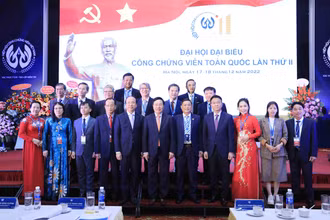 Phó Thủ tướng Thường trực Phạm Bình Minh cùng Ban thường vụ Hiệp hội nhiệm kỳ II. (Ảnh: TTXVN)