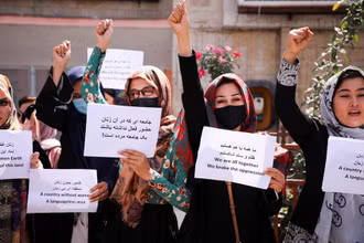 Những người bảo vệ quyền phụ nữ Afghanistan và các nhà hoạt động dân sự biểu tình kêu gọi Taliban bảo đảm giáo dục cho nữ giới trước Dinh Tổng thống ở Kabul, Afghanistan ngày 3/9/2021. Ảnh: REUTERS