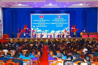 Văn nghệ chào mừng lễ míttinh tại tỉnh Khammuone (Lào). (Ảnh: TTXVN)