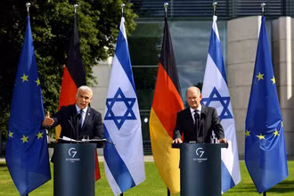 Hai nhà lãnh đạo Đức và Israel tại cuộc họp báo ở Berlin. Ảnh: Reuters