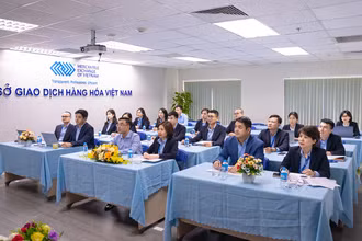 Các đại biểu tại điểm cầu Sở Giao dịch Hàng hóa Việt Nam tham dự buổi đào tạo trực tuyến của CME Group. 