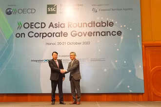 Thứ trưởng Tài chính Nguyễn Đức Chi và Phó Tổng thư ký OECD Yoshiki Takeuchi tại Hội nghị Bàn tròn châu Á-OECD về Quản trị công ty năm 2022. 