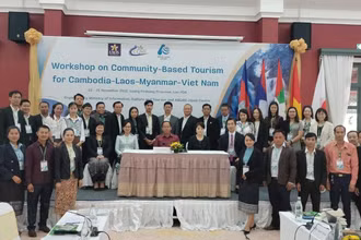 Các thành viên dự hội thảo. Ảnh: tapchilaoviet.org