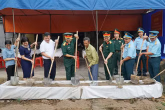 Ban Chỉ huy Quân sự thị xã Đông Triều phối hợp với Quân chủng Phòng không-Không quân tổ chức khởi công xây dựng “Nhà tình nghĩa” tặng gia đình chính sách. Ảnh: quangninh.gov.vn