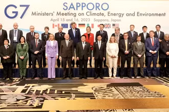Các đại biểu dự phiên họp toàn thể của Hội nghị Bộ trưởng G7 về khí hậu, năng lượng và môi trường tại Sapporo (Nhật Bản), ngày 15/4 chụp ảnh lưu niệm. (Ảnh: Nagaland Tribune/ Báo QĐND)