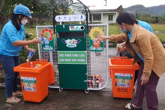 Phụ nữ đóng vai trò chủ đạo trong việc thu gom, phân loại và tái chế rác thải nhựa cả chính thức và không chính thức tại các hộ gia đình, cộng đồng. (Ảnh: Báo điện tử Chính phủ)