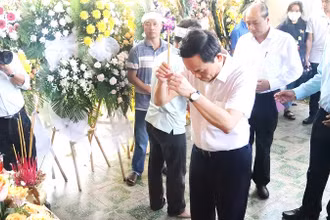 Phó Thủ tướng Trần Lưu Quang thắp hương viếng đồng chí Nguyễn Văn Kiên, Bí thư Đảng ủy, Chủ tịch Hội đồng nhân dân xã Ea Ktur.