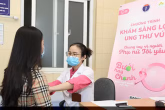 Khám sàng lọc ung thư vú cho chị em phụ nữ tại Bệnh viện K.