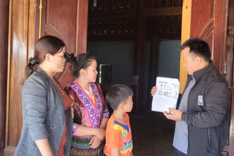 Tuyên truyền phòng, chống bệnh thủy đậu cho người dân ở xã Cư Króa, huyện M'Đrắk. (Ảnh QUANG NHẬT)