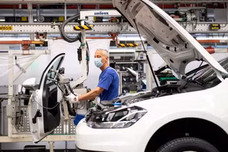 Ảnh minh họa: Một công nhân tại dây chuyền lắp ráp của Volkswagen, Đức, ngày 27/4/2020. (Nguồn: Reuters)
