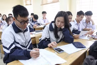Học sinh Vũ Thế Sơn (ngồi đầu bàn bên trái) trong giờ học tại trường.