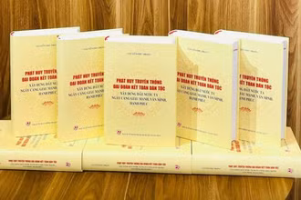 Cuốn sách Phát huy truyền thống đại đoàn kết toàn dân tộc, xây dựng đất nước ta ngày càng giàu mạnh, văn minh, hạnh phúc của Tổng Bí thư Nguyễn Phú Trọng. (Ảnh: Báo Đại đoàn kết)
