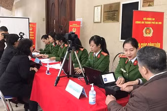 Công an tổ chức cấp Căn cước công dân. (Ảnh: Báo Điện tử Chính phủ)