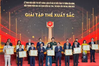 Các tập thể nhận giải Tập thể xuất sắc trong Cuộc thi chính luận về bảo vệ nền tảng tư tưởng của Đảng lần thứ 2, năm 2022. (Ảnh: Báo Điện tử Đảng Cộng sản)