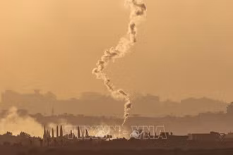 Khói lửa bốc lên tại Dải Gaza sau vụ oanh tạc của Israel ngày 8/11/2023. (Ảnh: AFP/TTXVN)