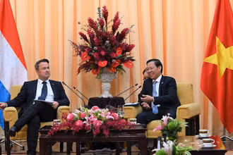 Chủ tịch UBND Thành phố Hồ Chí Minh Phan Văn Mãi tiếp Thủ tướng Đại công quốc Luxembourg. (Ảnh: Trang tin điện tử Đảng bộ Thành phố Hồ Chí Minh)