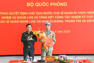 Thượng tướng Hoàng Xuân Chiến trao Quyết định của Chủ tịch nước cho Thiếu tá Nguyễn Văn Phong. (Ảnh: Báo Quân đội nhân dân)